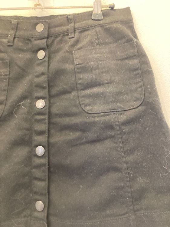 Billede af sort nederdel med knapper