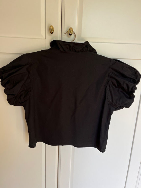Billede af bluse med flæser fra NA-KD