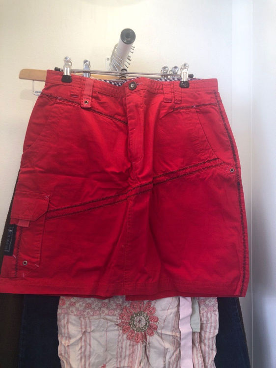 Billede af rød nederdel 