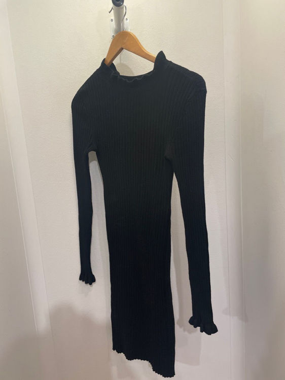 Billede af sort kjole med flæser