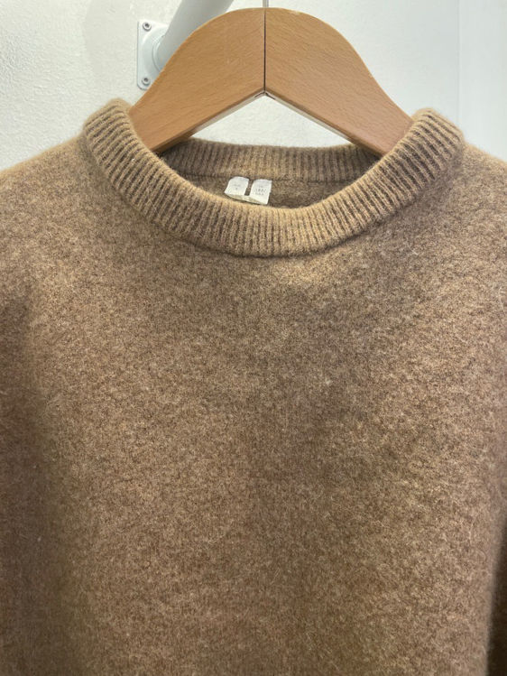 Billede af brun sweater Arket
