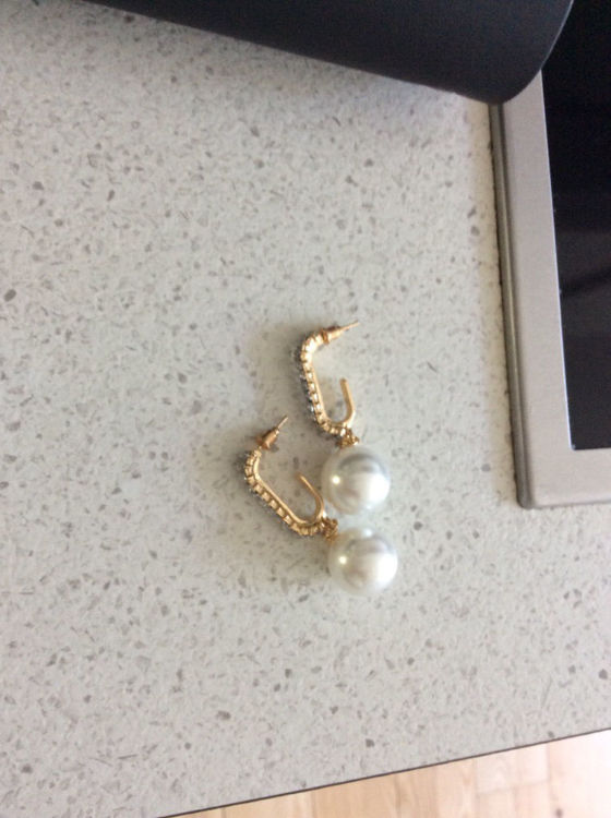 Billede af øreringe med hvid perle
