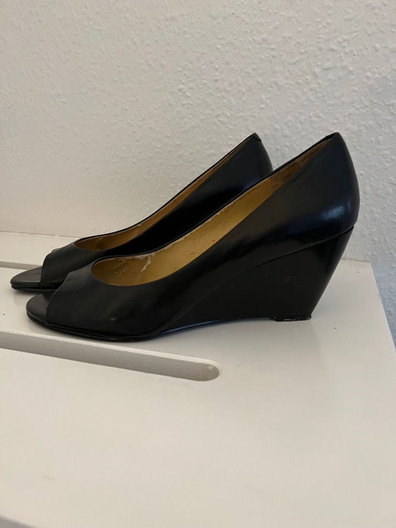 Billede af Sort læder sko med kilehæl. 