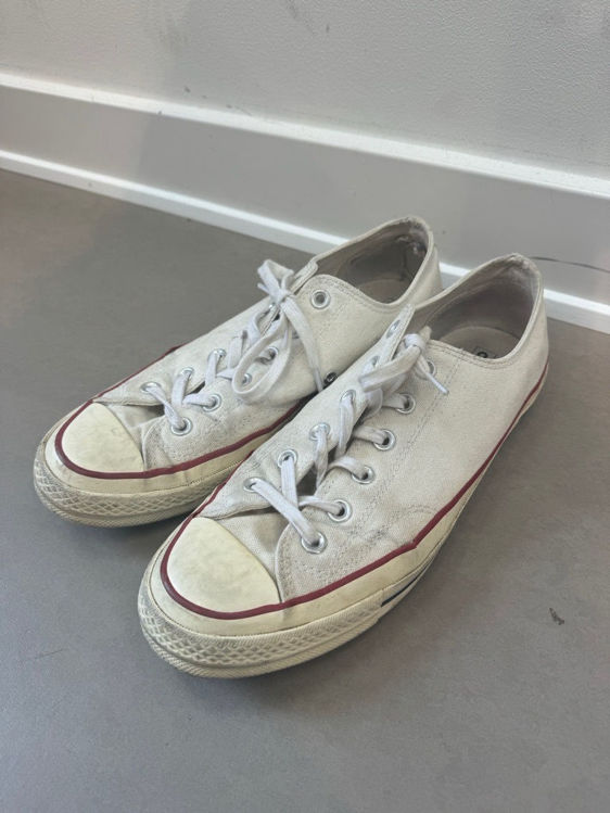 Billede af White converse sneakers