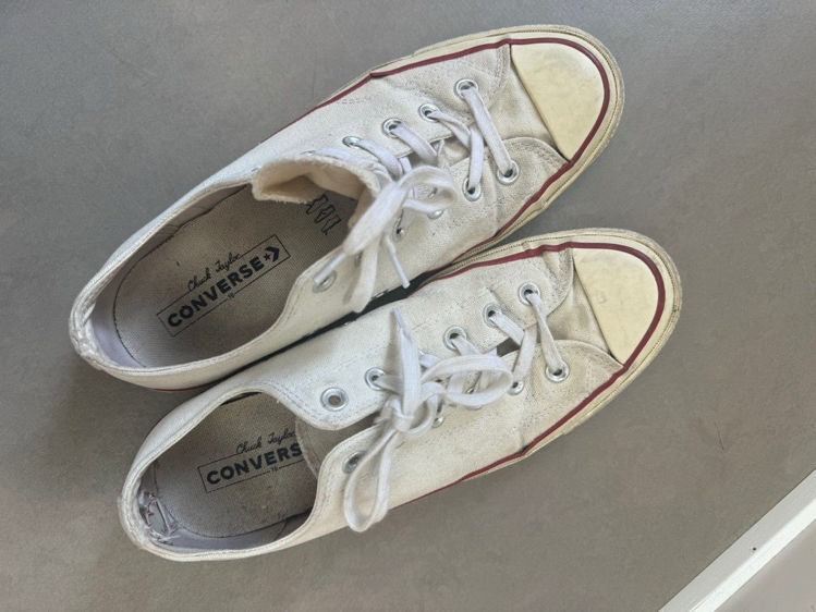 Billede af White converse sneakers