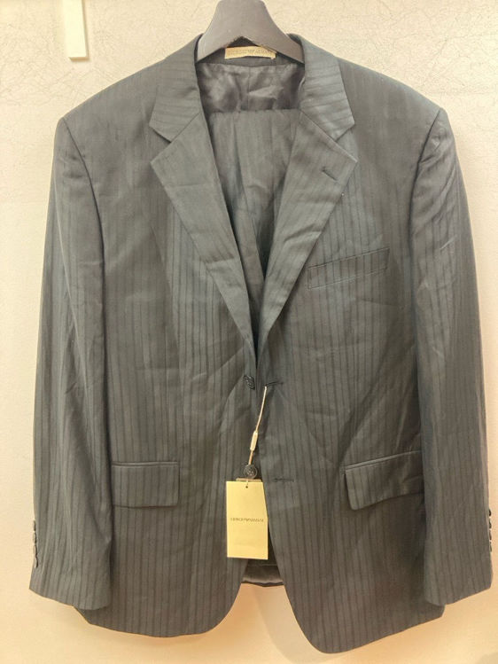 Billede af €2.000 spritnyt Giorgio Armani suit