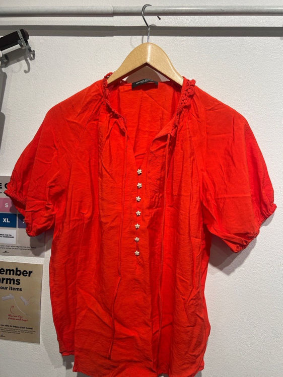 Billede af Bruuns bazaar orange bluse med blomster knapper