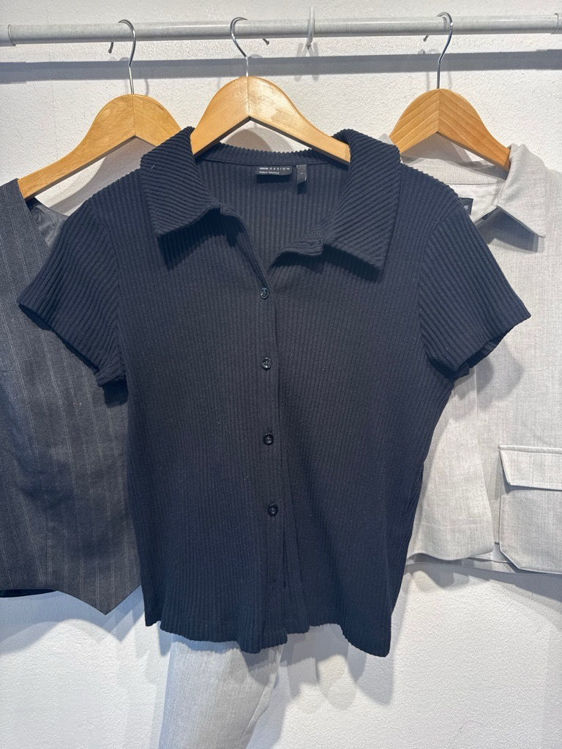 Billede af Sort t shirt med knapper 