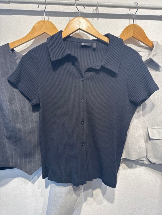 Billede af Sort t shirt med knapper 