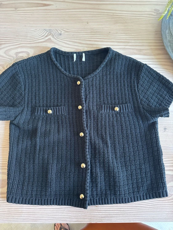 Billede af Sort bluse med guldknapper 