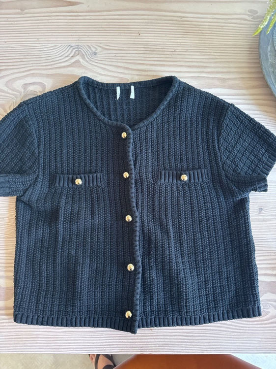 Billede af Sort bluse med guldknapper 